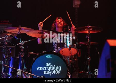 AS Everything Unfolds Live-Auftritt in der Wembley Arena, London, am 15. März 2024 ist Jamie Gowers, Drummer As Everything Unfolds, eine britische Metal-Band, die sich '13 als Akustikpaarung gegründet hat. Bis heute haben sie zwei Alben veröffentlicht. Stockfoto