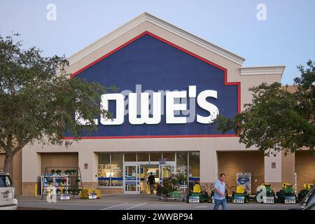 Florida, USA - 23. März 2024: Aufnahme eines Lowe's Ladens mit klarem Himmel, der den Eingang mit Gartenwerkzeugen und Pflanzen zeigt und zu Hause einlädt Stockfoto