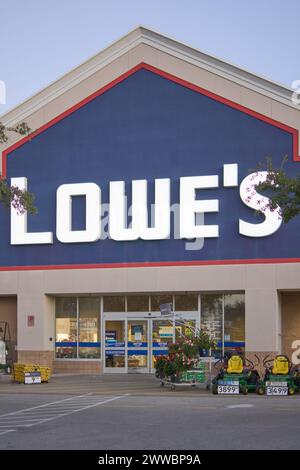 Florida, USA - 23. März 2024: Aufnahme eines Lowe's Ladens mit klarem Himmel, der den Eingang mit Gartenwerkzeugen und Pflanzen zeigt und zu Hause einlädt Stockfoto