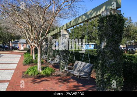 Beaufort, South Carolina, USA - 19. Februar 2024: Ein paar Holzbänke hängen im Henry Chambers Park, um sich in einem wunderschönen Restaurant zu entspannen Stockfoto