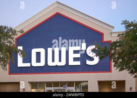 Florida, USA - 23. März 2024: Abendlicher Blick auf das Äußere von Lowe's mit einer Vielzahl von Outdoor-Geräten und Pflanzen, die den Kunden zur Verfügung stehen Stockfoto