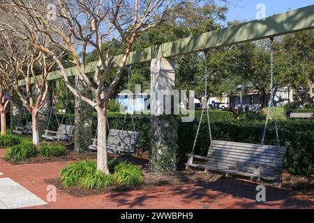 Beaufort, South Carolina, USA - 19. Februar 2024: Ein paar Holzbänke hängen im Henry Chambers Park, um sich in einem wunderschönen Restaurant zu entspannen Stockfoto