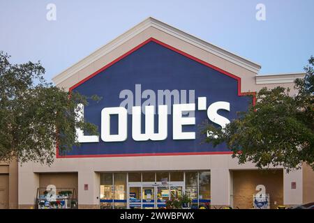 Florida, USA - 23. März 2024: Die einladende Fassade eines Lowe's Stores ist mit einer Vielzahl von Gartenartikeln geschmückt und zeigt seine Bereitschaft, alle zu treffen Stockfoto