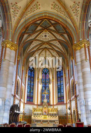 03.12.24. Budapest, Ungarn. St. Elisabeth Pfarrkirche von Árpád Haus (Ungarisch Szent Erzsébet Templom és Plébánia) Gebäude im neogotischen Stil. Gre Stockfoto