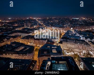 Nächtliche Stadtansicht über die Innenstadt von budapest. Inklusive Riesenrad, Erzsebet-Platz, Deak-Platz, Worosmarty-Platz. Blick auf die beleuchtete Straße Stockfoto