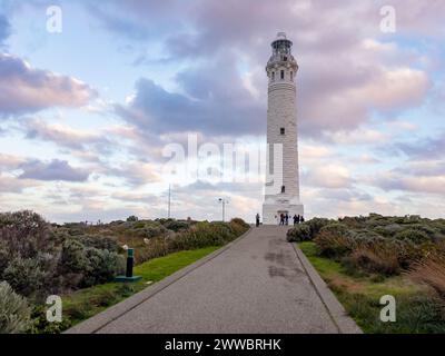 LEEUWIN, WESTAUSTRALIEN - 27. JUNI 2016: Cape Leeuwin Leuchtturm in Westaustralien mit Touristen bei Sonnenuntergang mit dramatischem Himmel Stockfoto