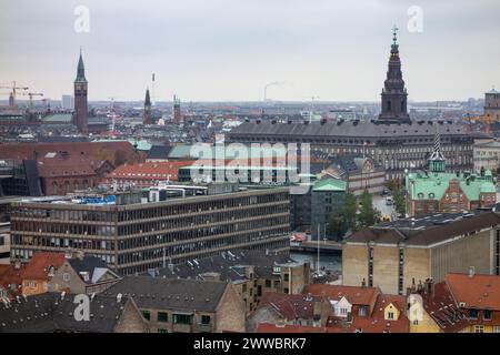 KOPENHAGEN, DÄNEMARK - 27. OKTOBER 2014: Stadtbild von Kopenhagen, Dänemark, Nordea Danmark und Rathaus Stockfoto