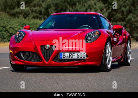 LINTHE, DEUTSCHLAND - 27. MAI 2023: Der Sportwagen Alfa Romeo 4C. Die Oldtimer Show 2023. Stockfoto