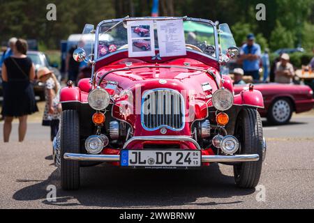 LINTHE, DEUTSCHLAND - 27. MAI 2023: Das Kit Car basiert auf Citroen 2CV, Replik Morgen Plus 4, 1978. Die Oldtimer Show 2023. Stockfoto