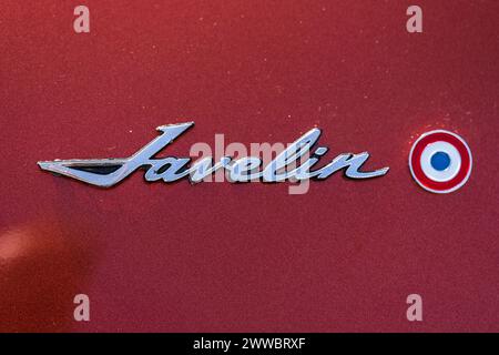 LINTHE, DEUTSCHLAND - 27. MAI 2023: Das AMC Javelin-Abzeichen, Nahaufnahme. Die Oldtimer Show 2023. Stockfoto