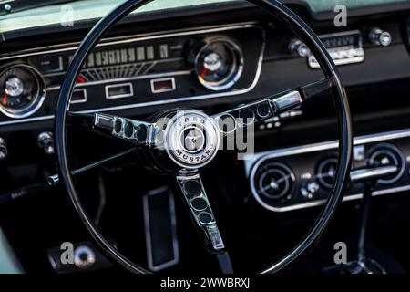 LINTHE, DEUTSCHLAND - 27. MAI 2023: Innenraum des Muscle Car Ford Mustang, 1965. Die Oldtimer Show 2023. Stockfoto