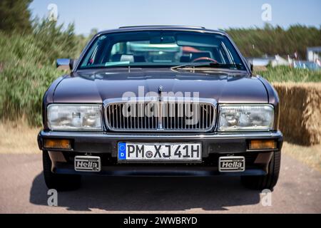 LINTHE, DEUTSCHLAND – 27. MAI 2023: Der Luxuswagen Jaguar XJ (XJ40). Kunstlinse. Bokeh drehen. Die Oldtimer Show 2023. Stockfoto