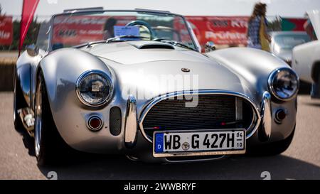 LINTHE, DEUTSCHLAND - 27. MAI 2023: Der Sportwagen AC Cobra 427, 1974. Kunstlinse. Bokeh drehen. Die Oldtimer Show 2023. Stockfoto