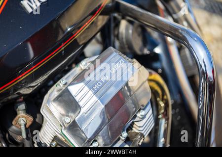 LINTHE, DEUTSCHLAND - 27. MAI 2023: Der Motor des Motorrads Moto Guzzi, Nahaufnahme. Kunstlinse. Bokeh drehen. Die Oldtimer Show 2023. Stockfoto