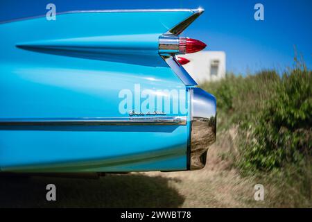 LINTHE, DEUTSCHLAND - 27. MAI 2023: Details der Heckflügel- und Bremsleuchten des Cadillac Coupe de Ville, Nahaufnahme. Kunstlinse. Bokeh drehen. Matrize Stockfoto