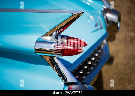 LINTHE, DEUTSCHLAND - 27. MAI 2023: Details der Heckflügel- und Bremsleuchten des Cadillac Coupe de Ville, Nahaufnahme. Kunstlinse. Bokeh drehen. Matrize Stockfoto