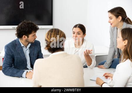 Studierende in einer Studiengruppe, die sich gemeinsam auf den Test vorbereiten Stockfoto