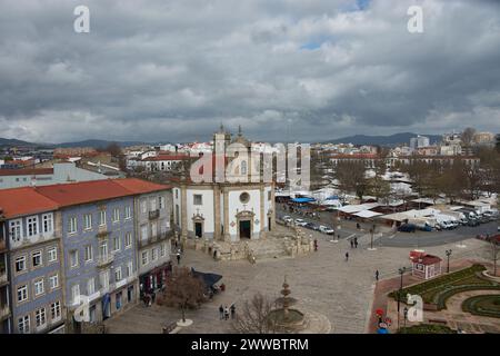 Vom Torre do Cimo da Vila in Barcelos Portugal haben Sie einen Panoramablick auf die Stadt, wo die Bom Jesus da Cruz Kirche herausragt. Stockfoto