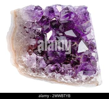 Nahaufnahme der Probe von Naturstein aus geologischer Sammlung - rohe Geode von Amethyst-Kristallen isoliert auf weißem Hintergrund Stockfoto