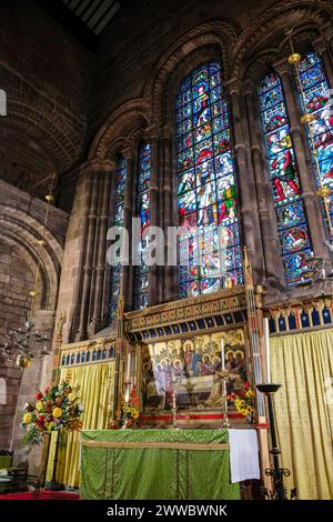 Der Altar und ein Buntglasfenster in der Pfarrkirche St. John the Baptist, Chester, Cheshire, England, Großbritannien Stockfoto