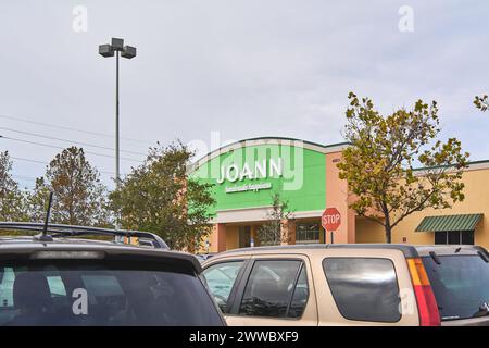 Florida, USA - 23. März 2024: Captura de una tienda Joann con un cielo claro, mostrando la entrada llena de herramientas de artesan a y plantas, invi Stockfoto