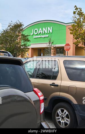 Florida, USA - 23. März 2024: Das einladende Äußere eines Joann-Stores mit einer Vielzahl von Gartenartikeln zeigt seine Bereitschaft, alle zu treffen Stockfoto
