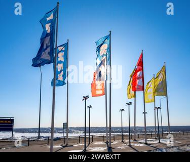 Samara, Russland - 11. März 2018: IKEA-Flaggen im IKEA Store. IKEA ist der weltweit größte Möbelhändler. Stockfoto