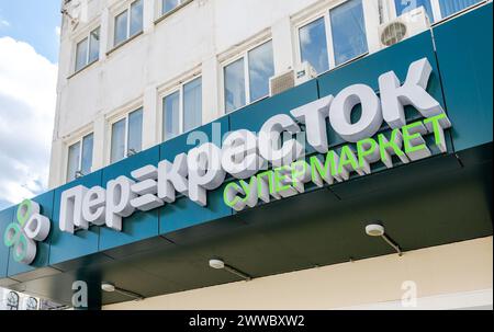 Samara, Russland - 9. Mai 2018: Schild des Perekrestok (Crossroad) Stores. Perekrestok ist eine russische Supermarktkette, die von der X5 Retail Group betrieben wird Stockfoto