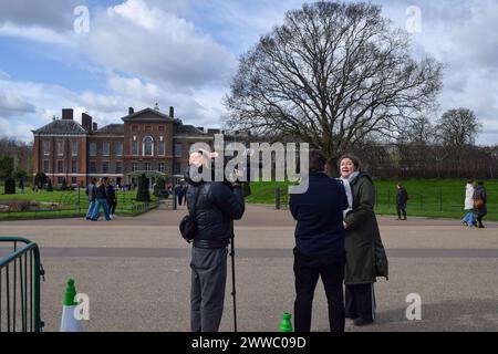 London, Großbritannien. März 2024. Reporter interviewen Mitglieder der Öffentlichkeit außerhalb des Kensington Palace, nachdem bekannt gegeben wurde, dass Catherine, Prinzessin von Wales, an Krebs erkrankt ist. Quelle: Vuk Valcic/Alamy Live News Stockfoto