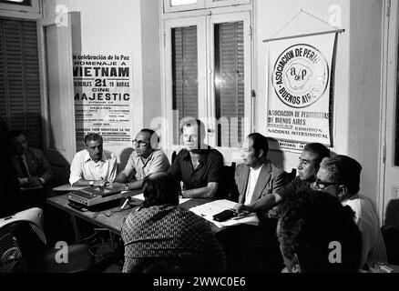 Agustín Tosco, Vorsitzender der argentinischen gewerkschaft, während einer Pressekonferenz im Asociación Argentina de Prensa (argentinischer Presseverband), Buenos Aires, 23. Februar 1973. Stockfoto