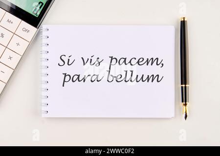 SI Vis pacem, para bellum. Lateinischer Satz bedeutet, wenn du Frieden willst, bereite dich auf den Krieg vor. Auf einem weißen Notebook Stockfoto