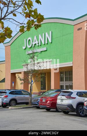 Florida, USA - 23. März 2024: Captura de una tienda Joann con un cielo claro, mostrando la entrada llena de herramientas de artesan a y plantas, invi Stockfoto