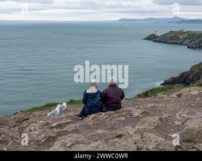 Spaziergänger auf dem Küstenweg am Howth Head nördlich von Dublin, Irland. Stockfoto