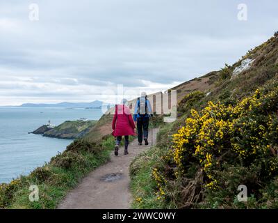 Spaziergänger auf dem Küstenweg am Howth Head nördlich von Dublin, Irland. Stockfoto