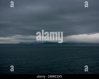 Ein Blick auf die Wicklow Mountains von der anderen Dublin Bay an einem bewölkten Tag. Stockfoto