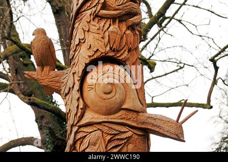 Nahaufnahme der Schnitzerei zum Gedenken an die Krönung von König Karl III. Das alte Carving Cirencester Park, Glos, Großbritannien Stockfoto