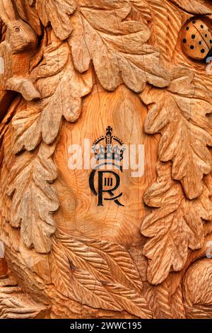 Nahaufnahme der Schnitzerei zum Gedenken an die Krönung von König Karl III. Das alte Carving Cirencester Park, Glos, Großbritannien Stockfoto