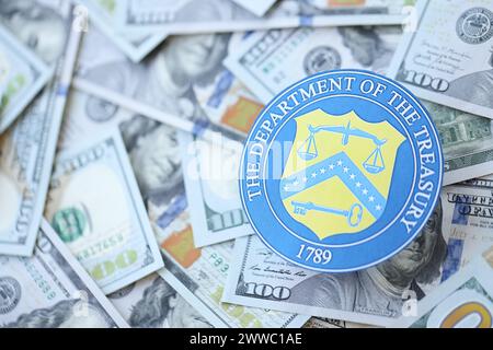 KIEW, UKRAINE - 9. MÄRZ 2024 US das Finanzministerium versieht viele US-Dollar-Scheine Stockfoto