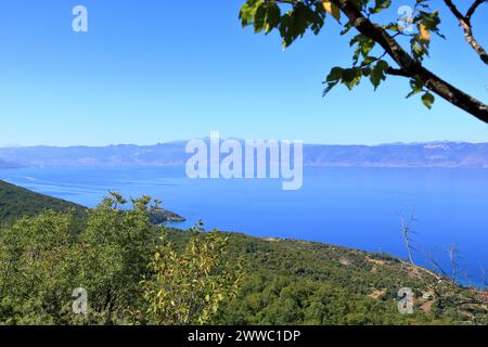 Blick über den Ohrid-See von Elshani nach Lagadin und Pestani in Nordmazedonien Stockfoto