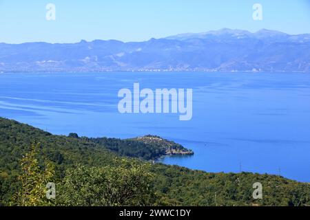 Blick über den Ohrid-See von Elshani nach Lagadin und Pestani in Nordmazedonien Stockfoto