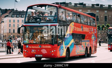 Stockholm, Schweden. Touristen Fahren Im Roten Hop-On-Hop-Off-Tourismusbus Für Besichtigungen Entlang Der Straße In Der Nähe Des Stockholmer Königspalastes. Berühmte Welt Stockfoto