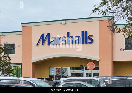 Florida, USA - 23. März 2024: Die einladende Fassade eines Marshalls-Stores ist mit einer Vielzahl von Gartenartikeln geschmückt und zeigt seine Bereitschaft, sich zu treffen Stockfoto