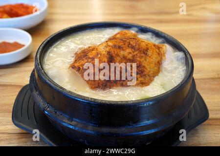 Ginseng-Hühnersuppe mit verbranntem Reis ist Koreas repräsentatives Gesundheitsnahrungsmittel. Stockfoto