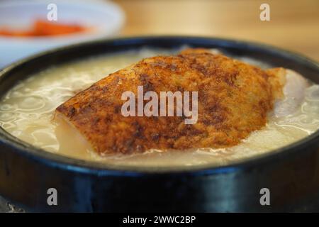 Ginseng-Hühnersuppe mit verbranntem Reis ist Koreas repräsentatives Gesundheitsnahrungsmittel. Stockfoto