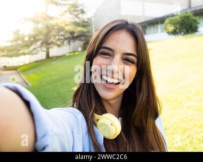 Selfie-Perspektive einer fröhlichen jungen glücklichen Studentin Stockfoto