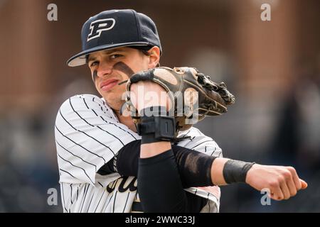 West Lafayette, Indiana, USA. März 2024. CAMDEN GASSER (7) von Purdue dehnt sich vor dem NCAA-Baseballspiel zwischen den Iowa Hawkeyes und den Purdue Boilermakers am Freitag, 23. März 2024, im Alexander Field in West Lafayette, Ind Purdue gewann das Spiel mit 10:3. (Kreditbild: © David Wegiel/ZUMA Press Wire) NUR REDAKTIONELLE VERWENDUNG! Nicht für kommerzielle ZWECKE! Stockfoto