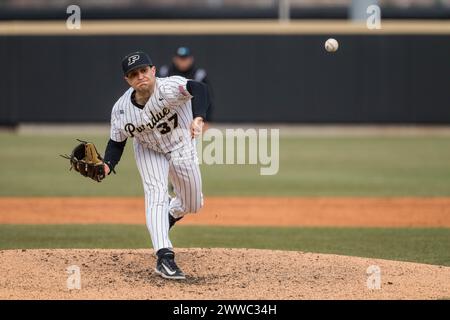 West Lafayette, Indiana, USA. März 2024. JORDAN MORALES (37) von Purdue liefert einen Platz während des NCAA-Baseballspiels zwischen den Iowa Hawkeyes und den Purdue Boilermakers am Freitag, den 23. März 2024, im Alexander Field in West Lafayette, Ind Purdue gewann das Spiel mit 10:3. (Kreditbild: © David Wegiel/ZUMA Press Wire) NUR REDAKTIONELLE VERWENDUNG! Nicht für kommerzielle ZWECKE! Stockfoto