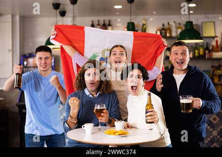 Begeisterte peruanische Fans schreien vor Freude in der Bierbar. Peruaner gewinnen Stockfoto