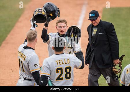 22. März 2024, West Lafayette, Indiana, USA: ANDY NELSON (17) aus Iowa feiert mit seinen Teamkollegen nach seinem 8. Heimlauf während des NCAA-Baseballspiels zwischen den Iowa Hawkeyes und den Purdue Boilermakers am Freitag, 23. März 2024, im Alexander Field in West Lafayette, Ind Purdue gewann das Spiel mit 10:3. (Kreditbild: © David Wegiel/ZUMA Press Wire) NUR REDAKTIONELLE VERWENDUNG! Nicht für kommerzielle ZWECKE! Stockfoto