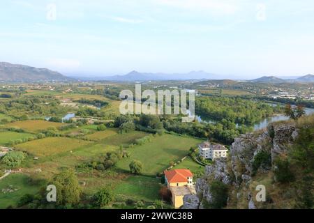 Blick auf ein Tal mit einer ländlichen Siedlung von der alten Steinmauer des Schlosses Rozafa in Shkoder in Albanien Stockfoto